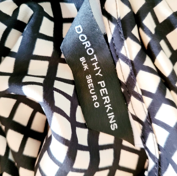 Geometric sleeveless office blouse - Picture 3 of 3